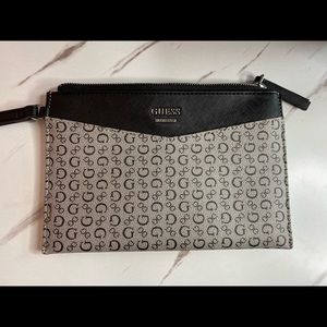 NWOT| GUESS Envelope Wristlet Wallet ✨